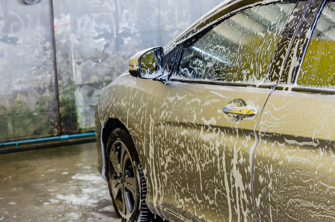 Auto siendo lavado con espuma en un carwash en Perú